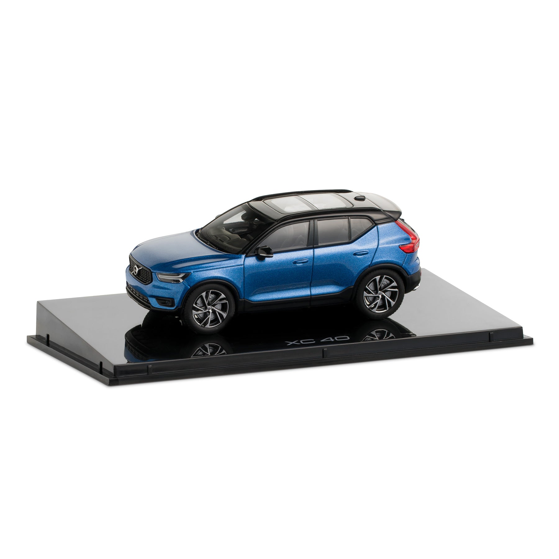 Model of a blue SUV on a reflective platform with a white background